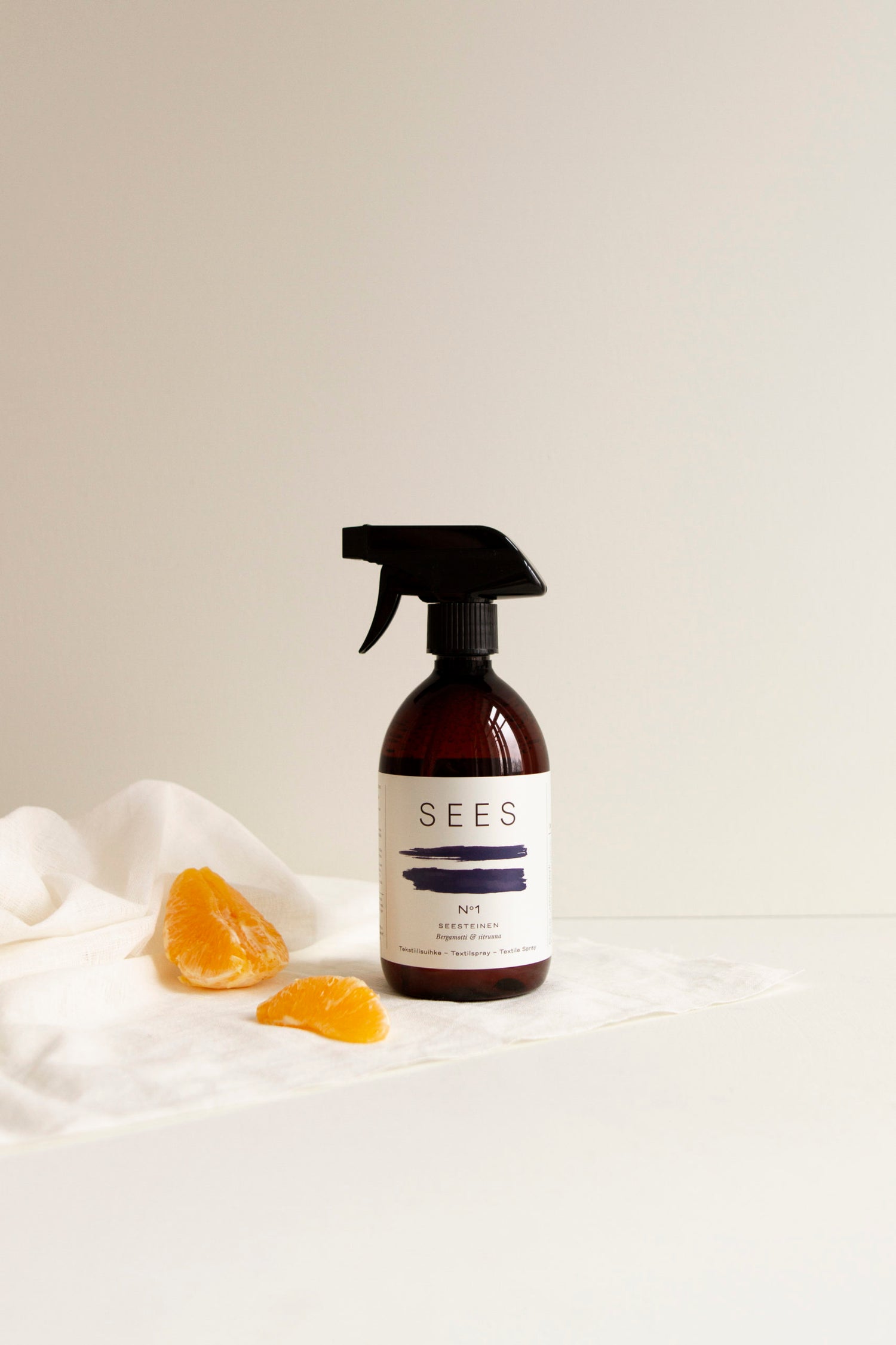 SEES tekstiilisuihke on kotimainen ja biohajoava. Tuoksutettu eteerisillä öljyillä, bergamotti ja sitruuna. Biodegradable textile spray, scented with essential oils of bergamot and lemon.