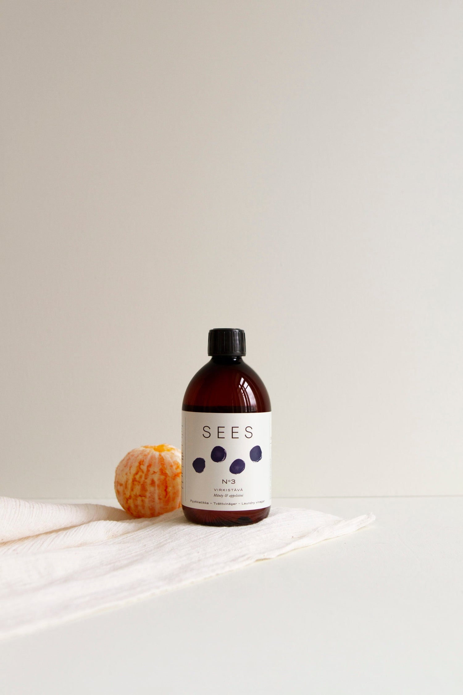 biohajoava SEES pyykkietikka raikas mänty ja appelsiini eteeriset öljyt. Biodegradable laundry vinegar pine and orange essential oil.