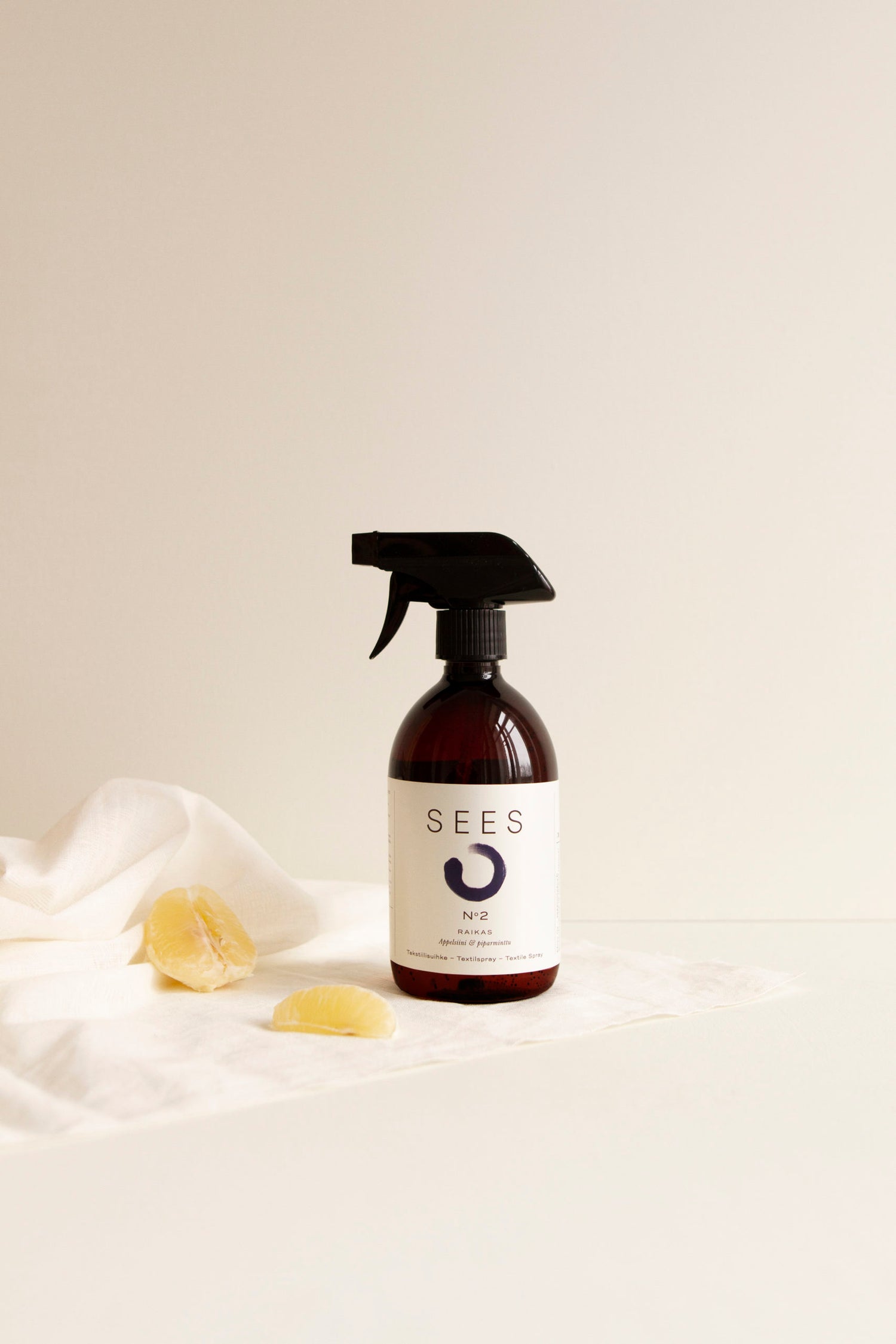 Biohajoava, kotimainen tekstiilisuihke. Eteeriset öljyt piparminttu ja appelsiini. Neutraloi hajuja. Biodegradable textile spray, scented with essential oils of peppermint and orange. Neutralizes odors.