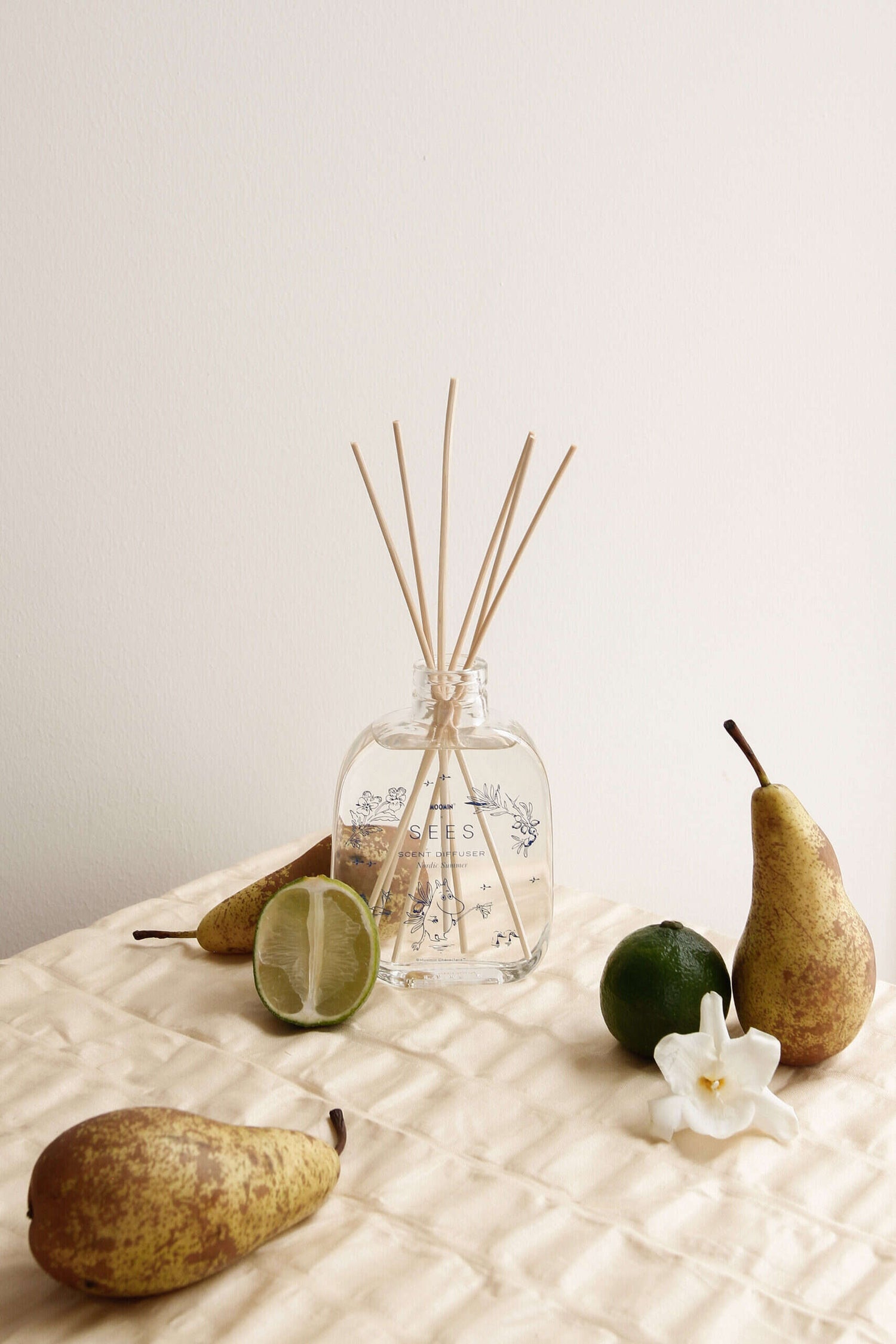 asetelma sees x muumi huonetuoksu diffuuseri scent moomin diffuser nordic summer seesin huonetuoksu