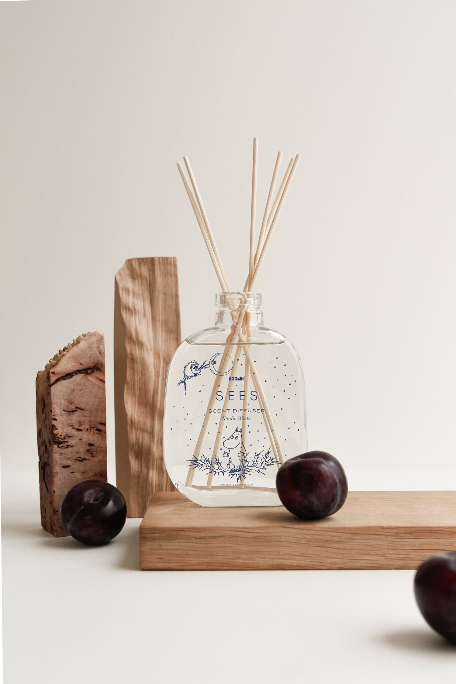 sees muumi huonetuoksu room diffuser luumu mänty meripihka mustaherukka pöytä suomi